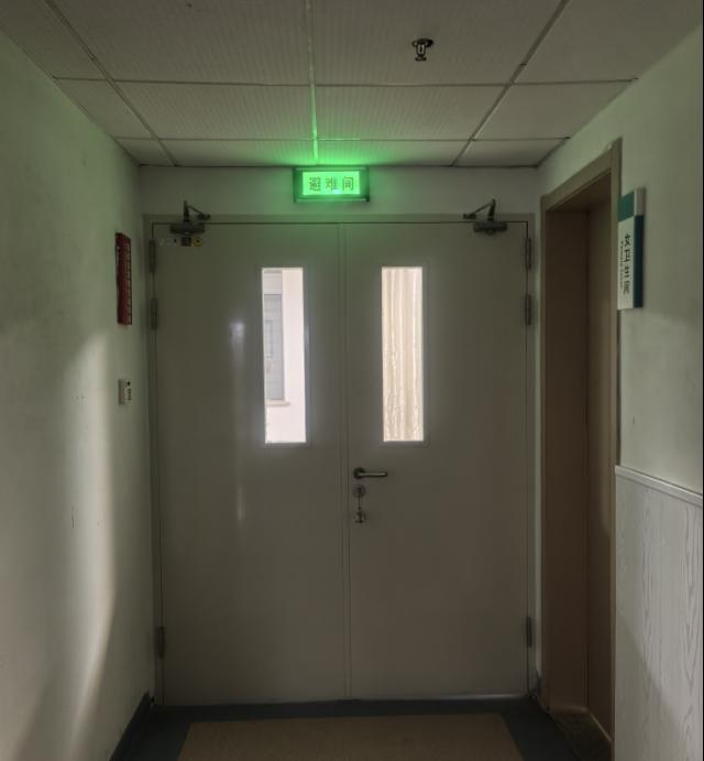 黔南“避難間應(yīng)靠近疏散樓梯間”的靠近是指距離范圍多少米