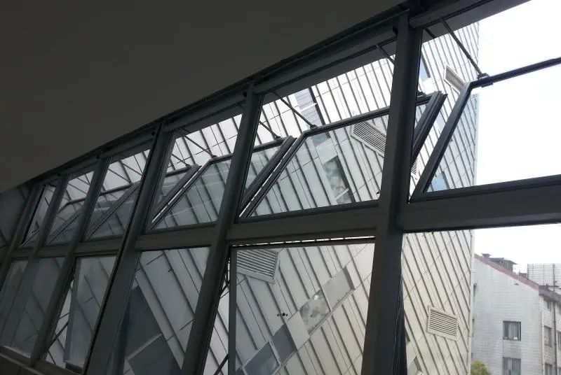延慶設(shè)置了電動的自然排煙窗，是否要設(shè)消防聯(lián)動？